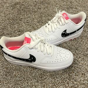 Brand new, never worn, size 7.5 women’s Nike sneakers